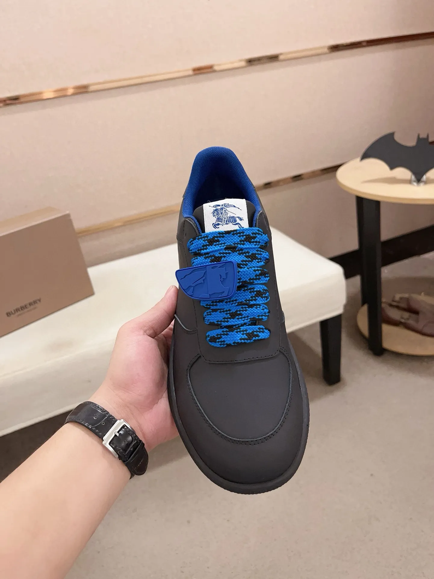 Men's shoes 💰: 560💰🇮🇹🇮🇹The counters are synchronized with Burberry's top purchasing agents🔍🔍Synchronized sales. Positive code number: 38-44. Italian imported cowhide, fully imported sheepskin lining, sole: original sole provided by the original factory, exclusive movable molded sole, super comfortable, original factory follow-up order, 🔍🔍high quality, you can enter and leave the counter at will, welcome to compare (45 yuan for customization, no return or exchange)